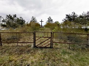 Medinis kryžius Žvyrkalnyje šioje vietoje užkastų 1944-1949 m. Kražių apylinkėse žuvusių partizanų atminimui