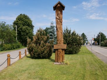 Medinis koplytstulpis, skirtas Kražių 750 metų jubiliejui