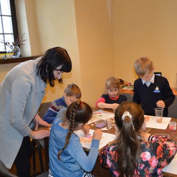 Balandžio 27 d. vyko edukacinė programa „Piešimas spalvotu smėliu“