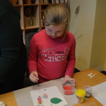 Balandžio 27 d. vyko edukacinė programa „Piešimas spalvotu smėliu“