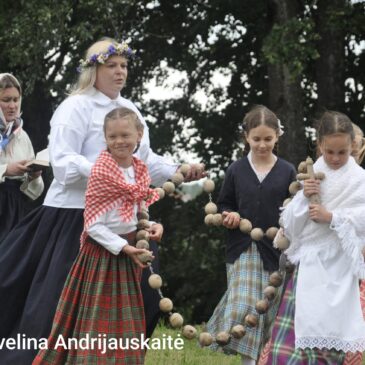 Spektaklio „Žemė, kuri mena“ premjera Kražiuose tapo bendruomenės vienybės švente.